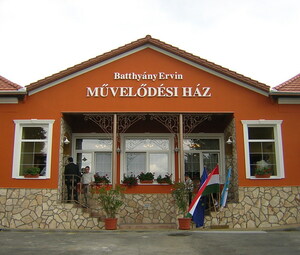 Művelődési ház, könyvtár